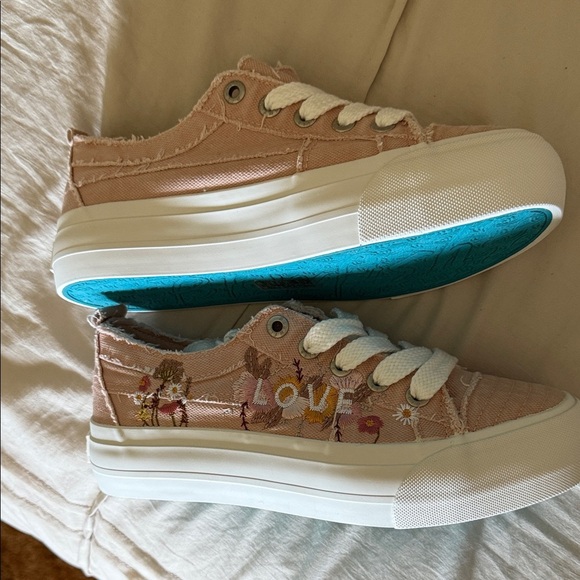 💕HP Blowfish Sadie Pink Canvas Sneakers - Picture 2 of 8